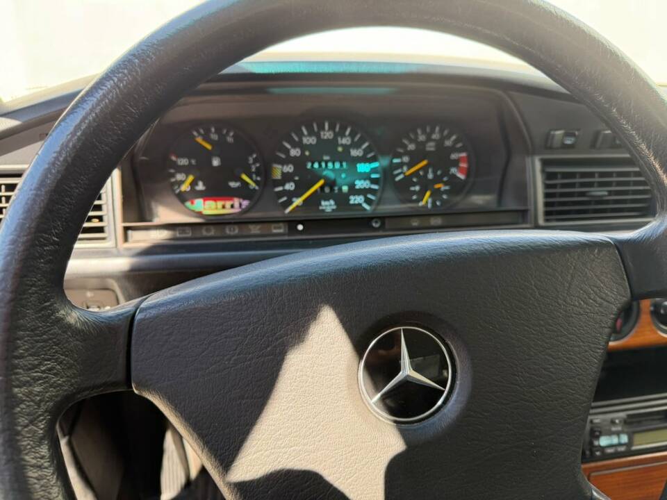 Image 2/8 of Mercedes-Benz 190 E 1.8 (1992)