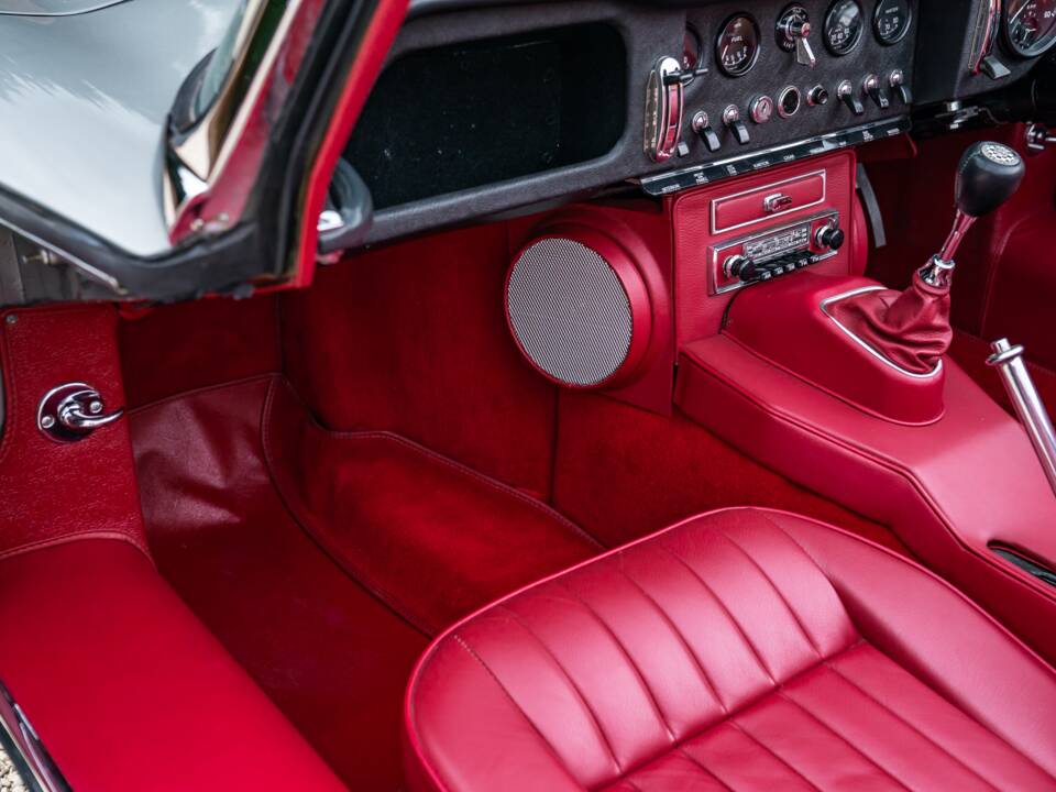 Image 27/34 de Jaguar E-Type (1968)
