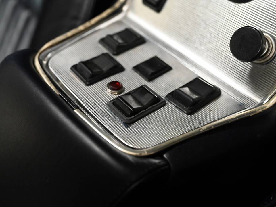 Image 24/26 of Jaguar XJ 6 C 4.2 (1976)