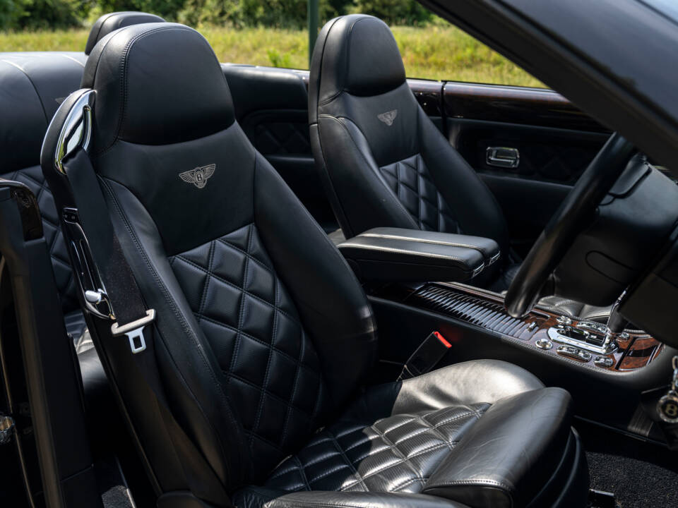 Image 25/31 of Bentley Azure T (2009)
