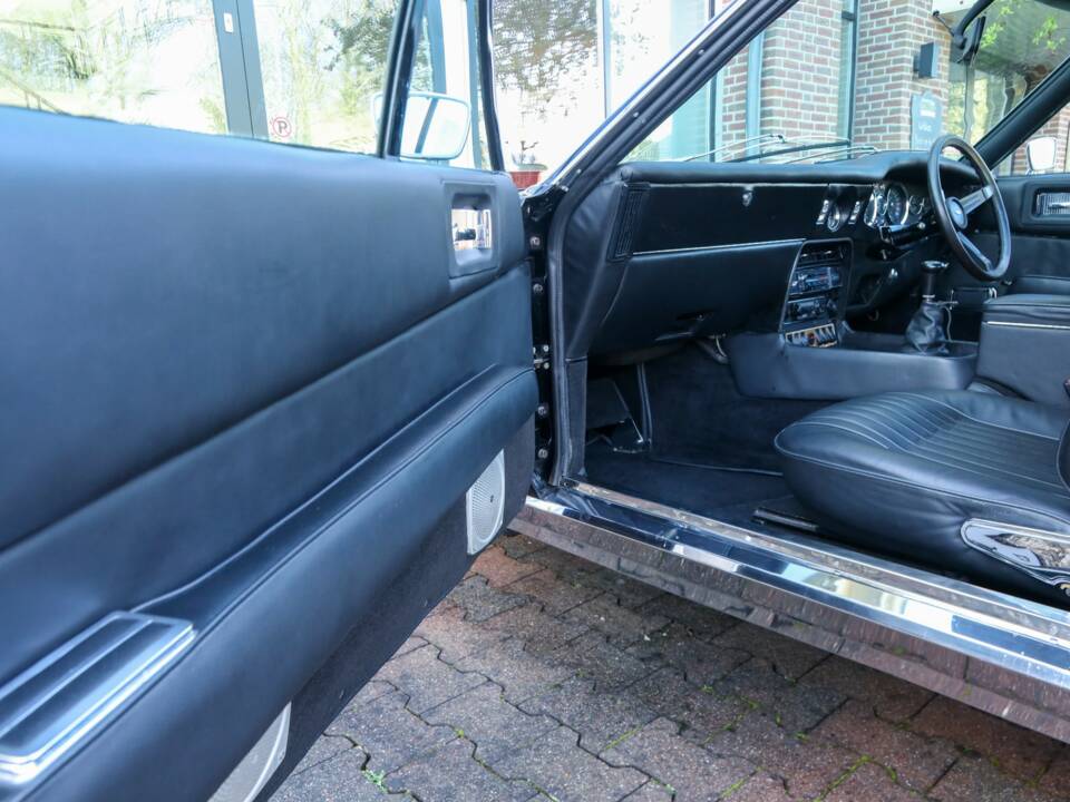 Image 33/50 of Aston Martin DBS V8 (1972)