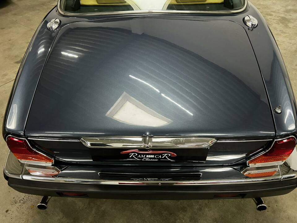 Image 6/22 of Jaguar XJ 12 (1988)