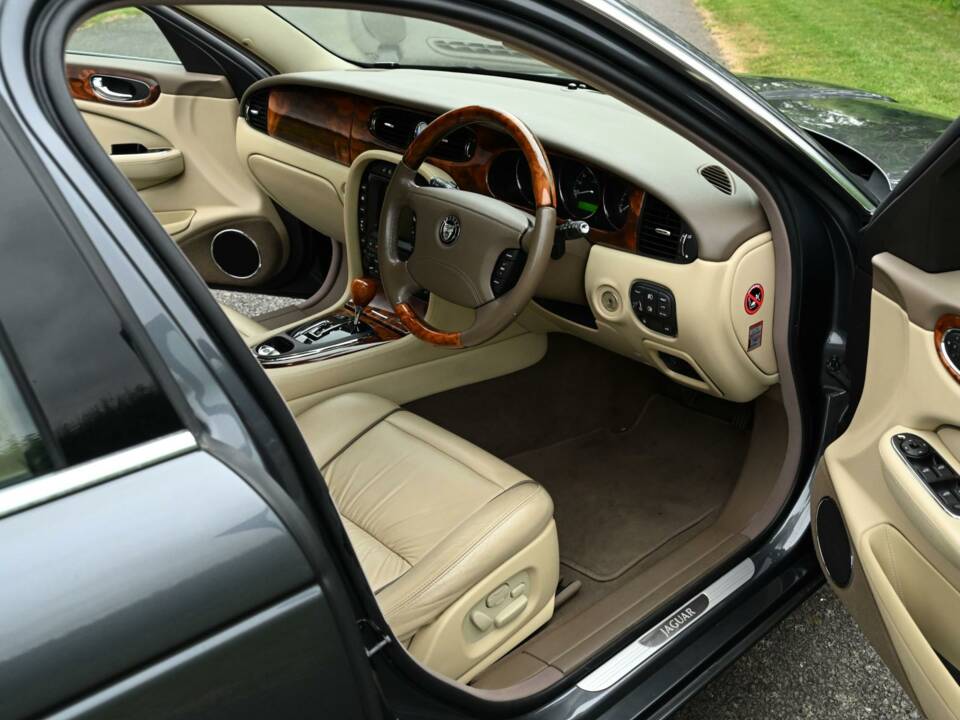 Image 48/50 of Jaguar XJ 8 4.2 (2007)
