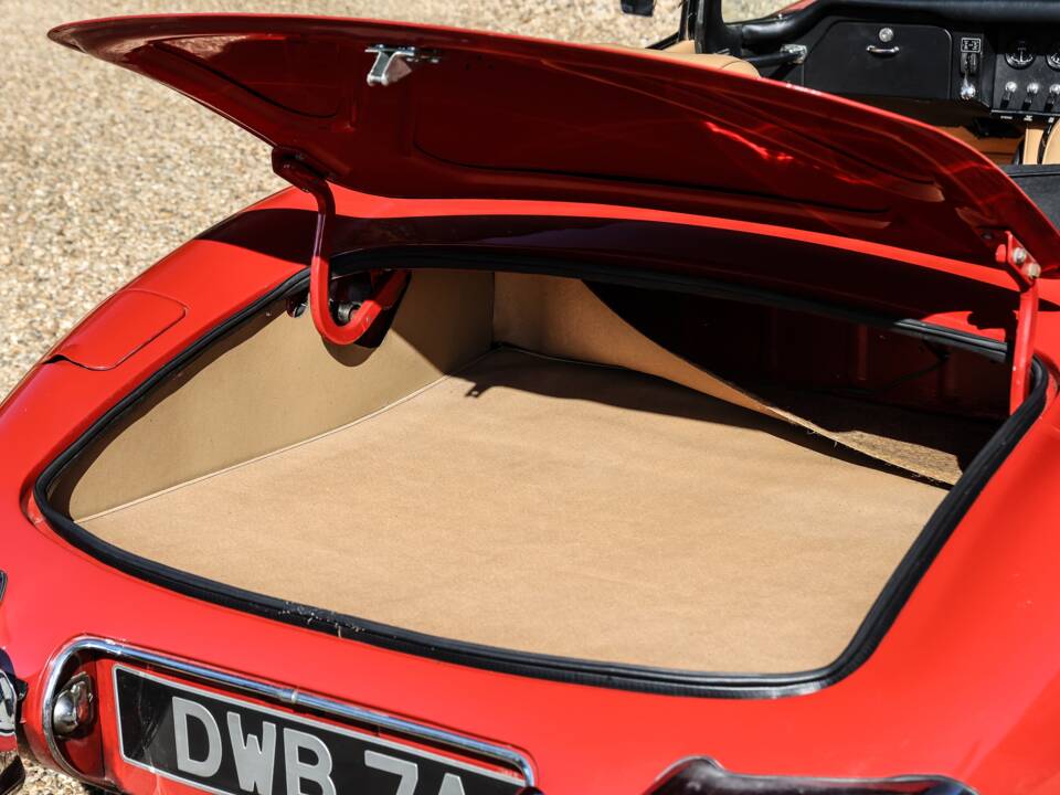 Image 40/41 de Jaguar E-Type (1968)