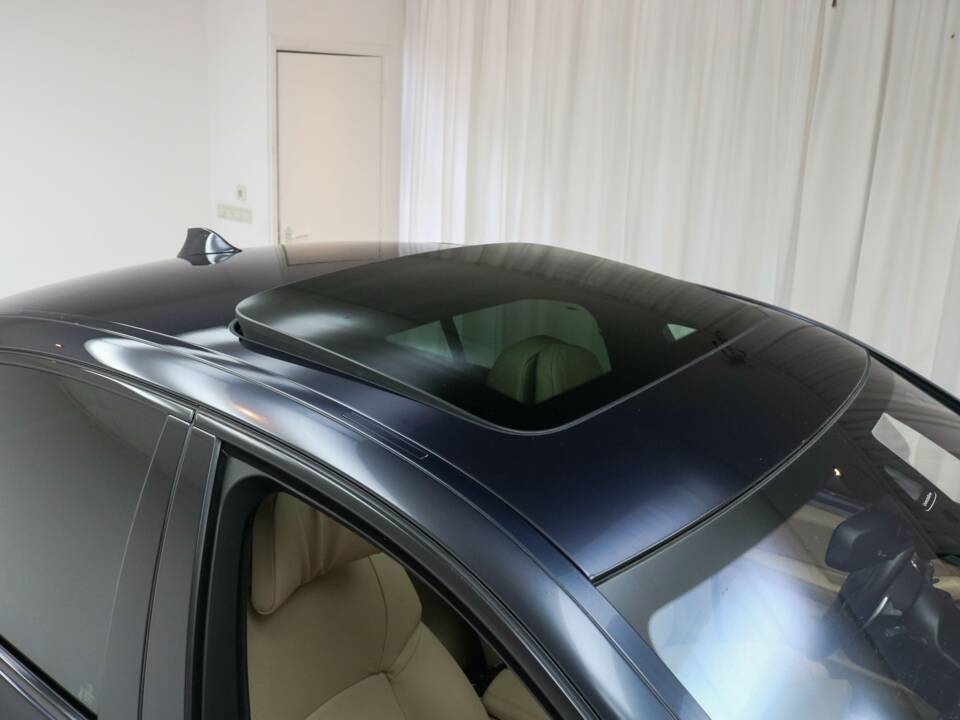 Image 17/24 of BMW 550i (2012)