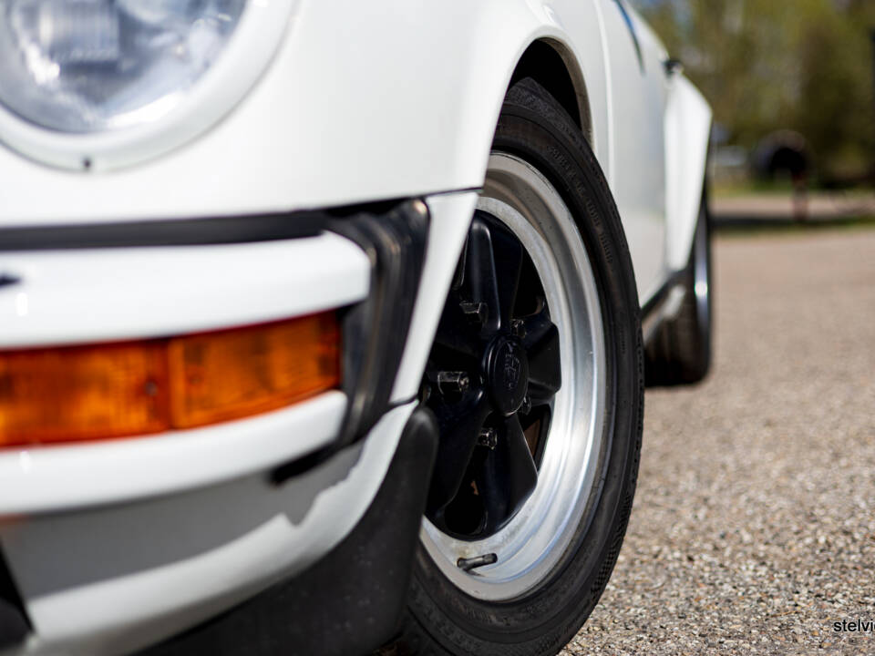 Image 22/45 of Porsche 911 Carrera 3.2 (1984)