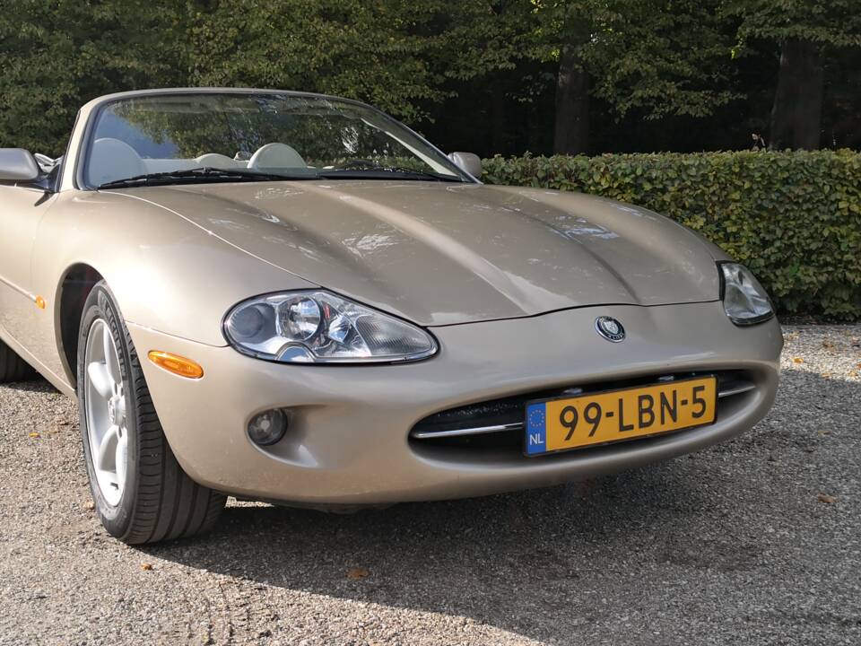 Image 16/36 of Jaguar XK8 4.0 (1998)