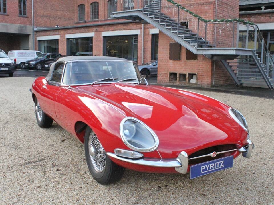 Image 2/17 de Jaguar Type E 4.2 (1966)