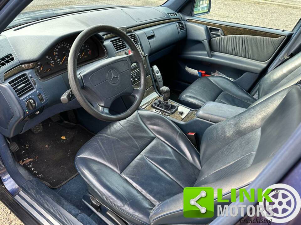 Image 9/10 of Mercedes-Benz E 200 (1996)