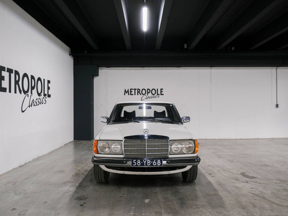 Image 4/27 de Mercedes-Benz 230 (1977)