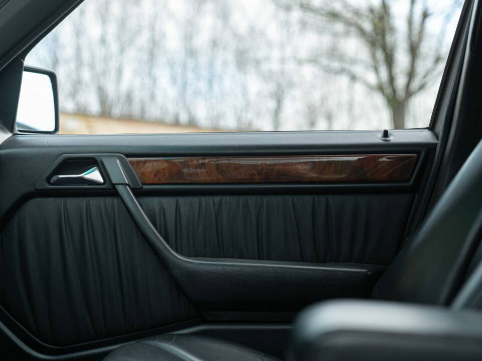 Image 27/49 of Mercedes-Benz 320 E (1993)