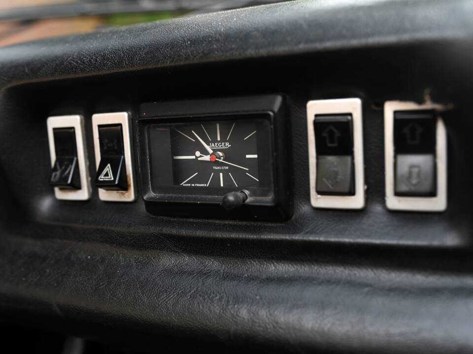 Image 20/26 of Peugeot 504 Convertible (1974)