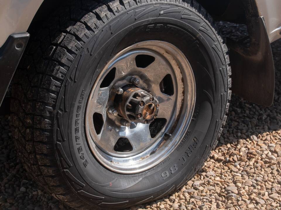 Image 15/46 of Toyota Land Cruiser HJ61 GX (1988)