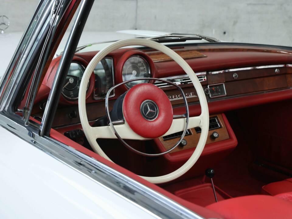 Image 28/50 of Mercedes-Benz 280 SE 3,5 (1969)