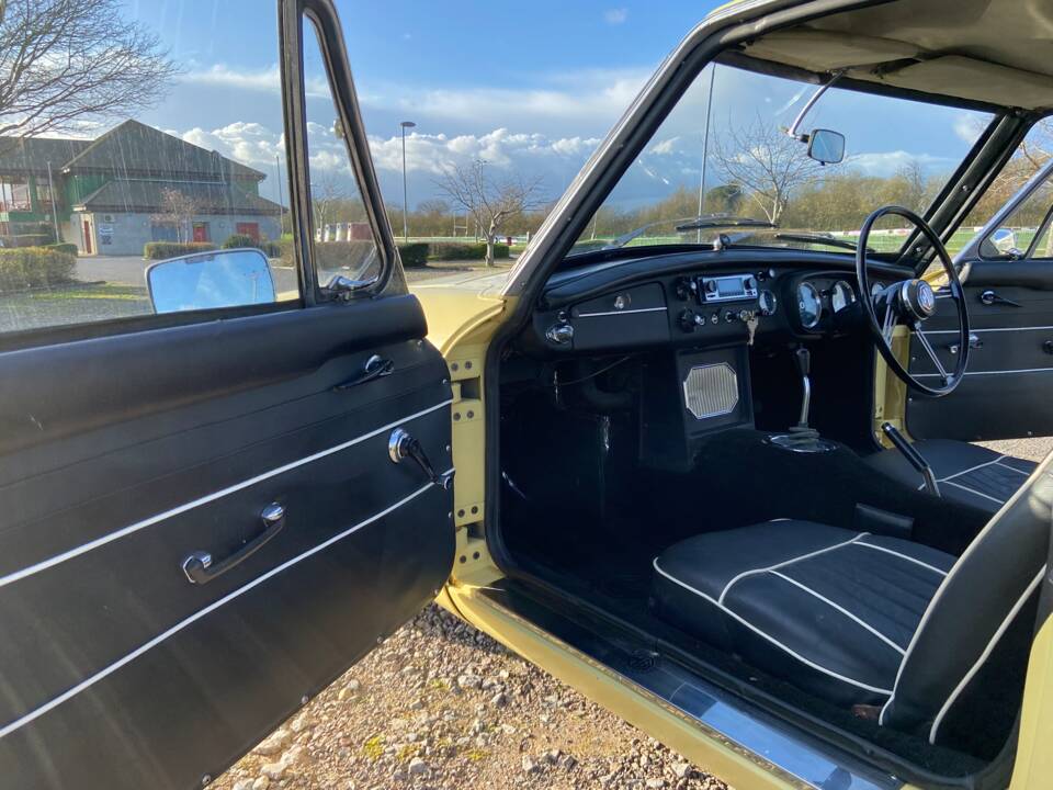Image 13/20 of MG MGB GT (1967)