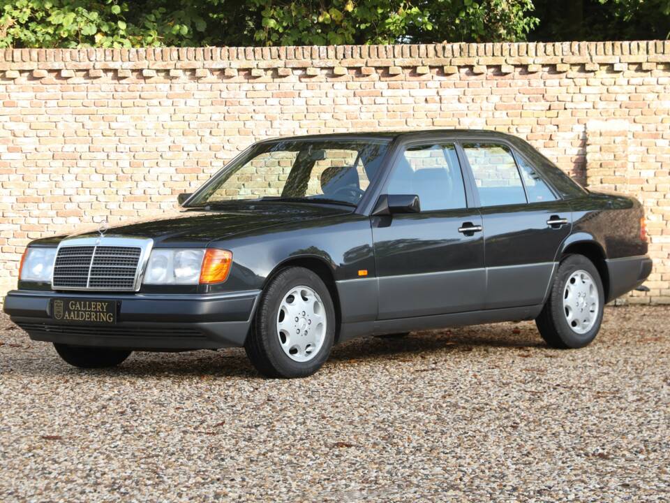 Image 19/50 of Mercedes-Benz 200 E (1992)