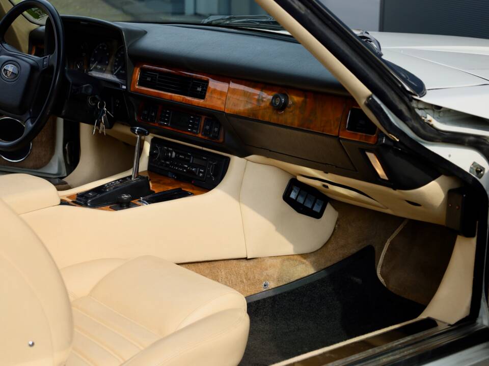 Image 13/29 of Jaguar XJS 4.0 (1991)