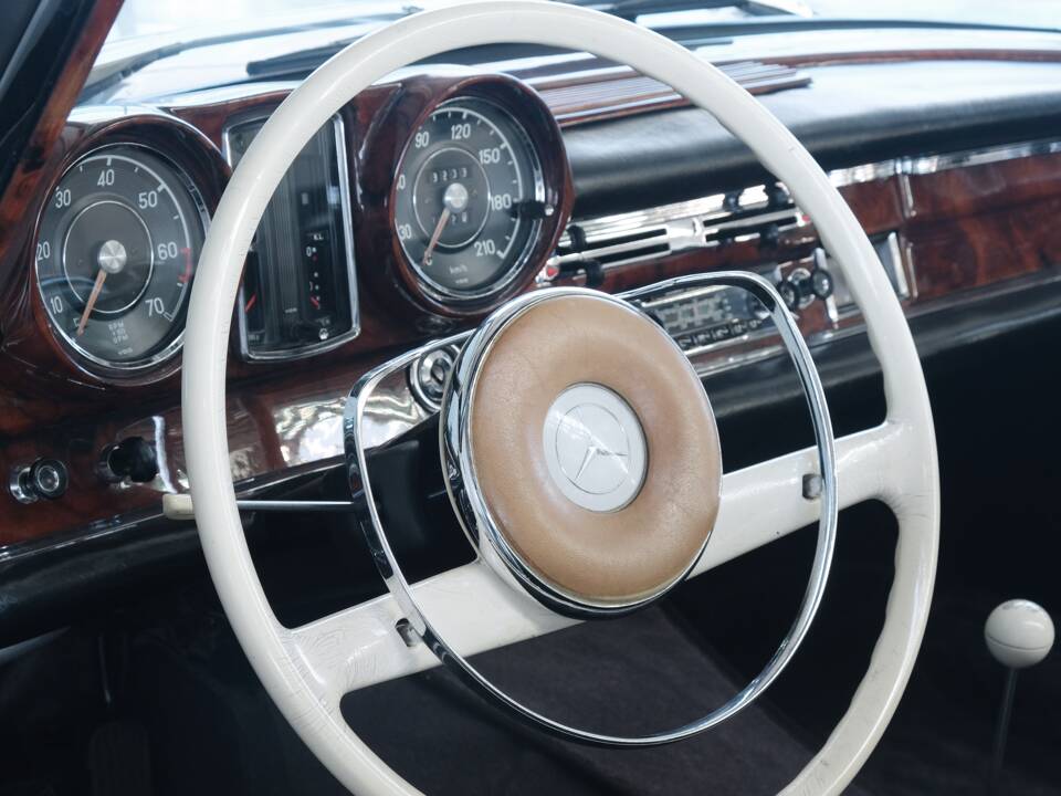 Image 16/49 of Mercedes-Benz 220 SE b (1962)
