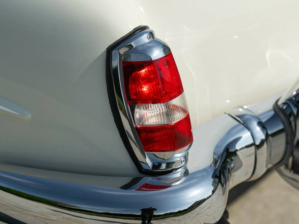 Image 14/50 de Mercedes-Benz 190 SL (1959)