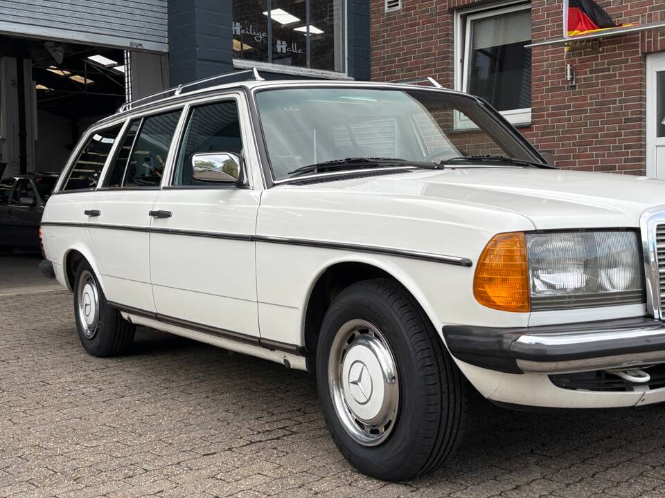 Image 6/66 of Mercedes-Benz 200 T (1984)