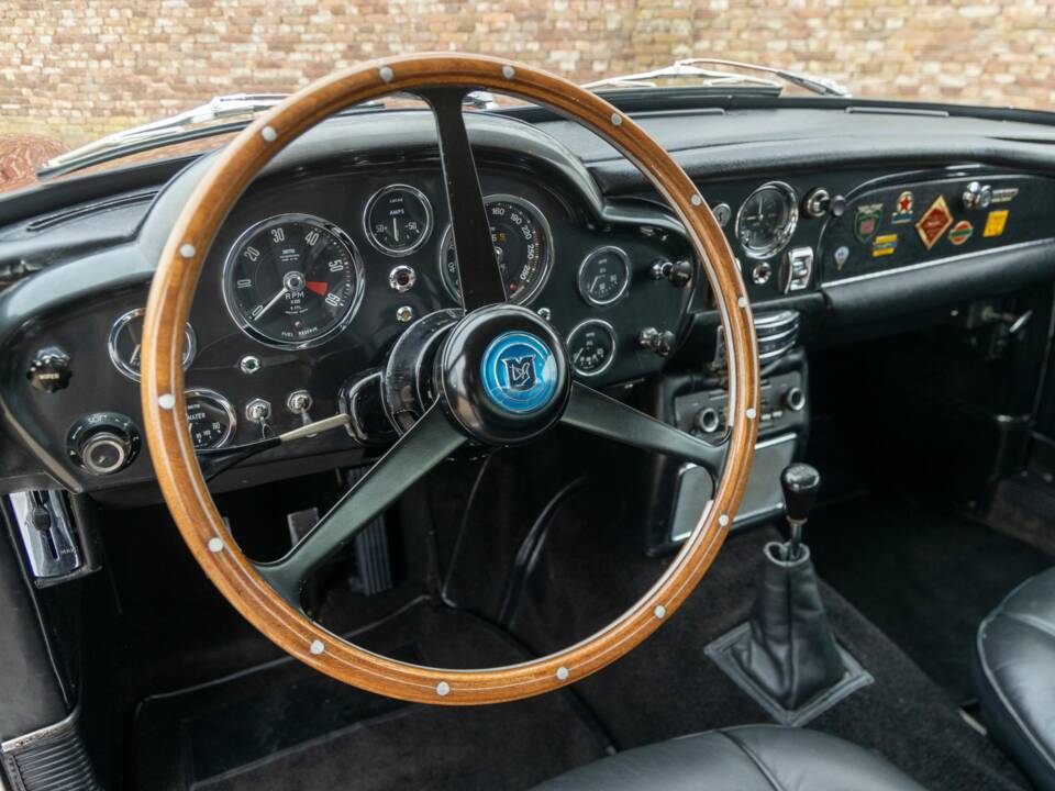 Image 22/50 de Aston Martin DB 5 Vantage (1965)