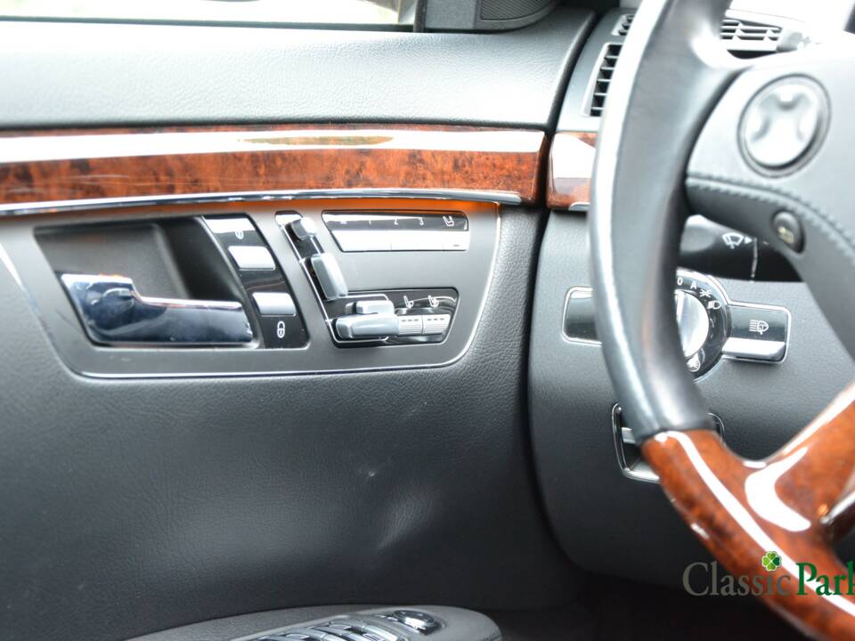 Image 39/50 of Mercedes-Benz S 500 (2006)
