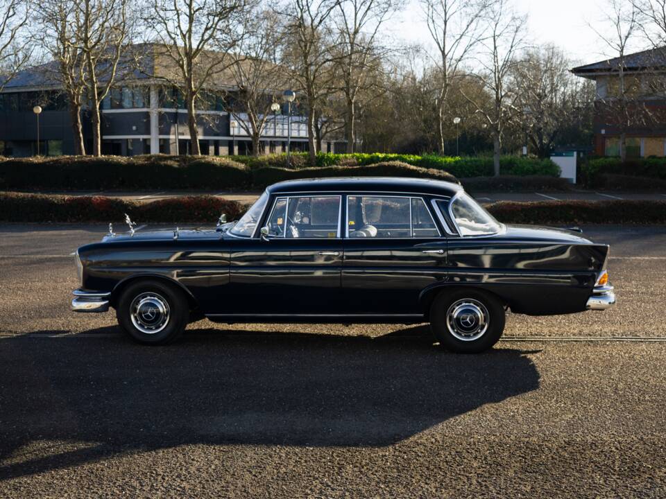 Image 7/29 de Mercedes-Benz 220 SE b (1966)