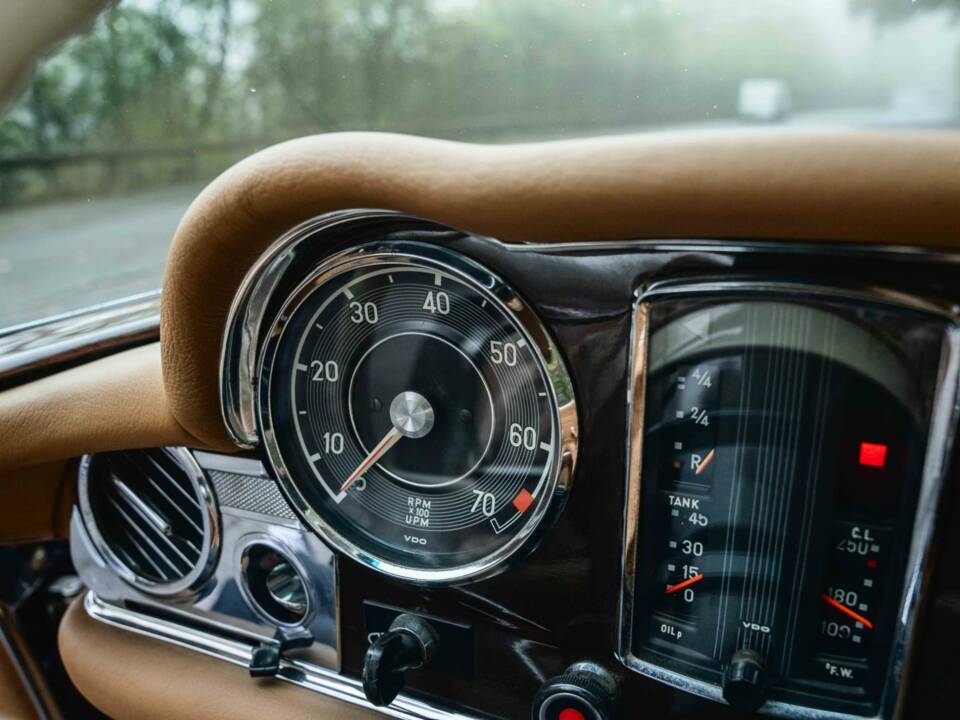 Image 21/28 of Mercedes-Benz 280 SL (1971)