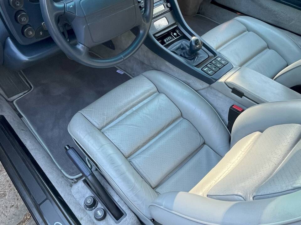 Image 13/26 of Porsche 928 GTS (1995)