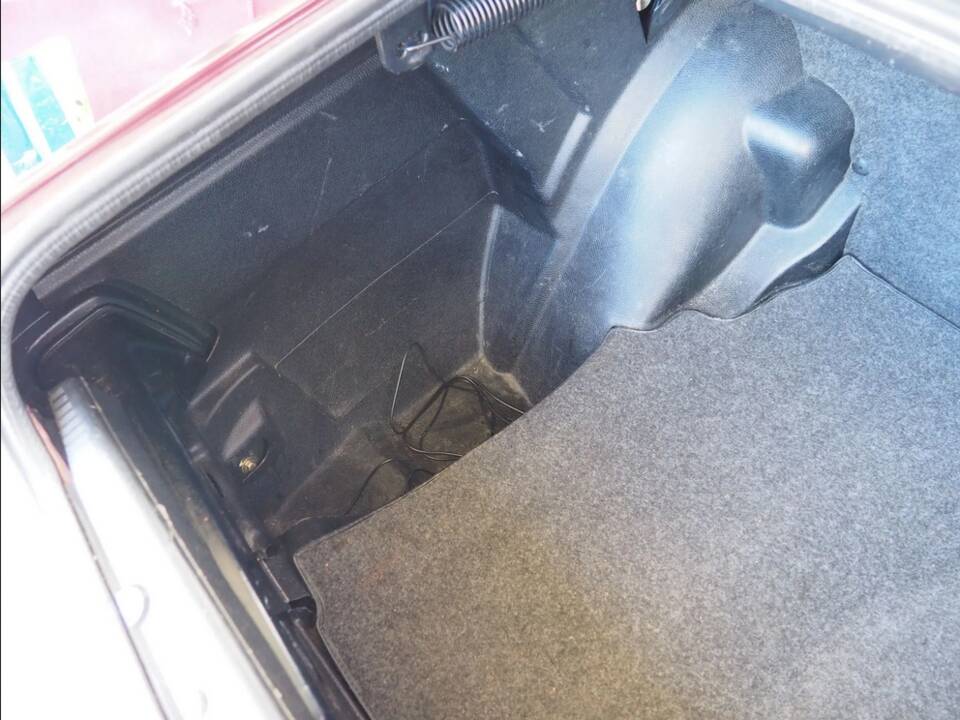 Image 99/137 of Mercedes-Benz 190 E 1.8 Avantgarde &quot;Rosso&quot; (1992)