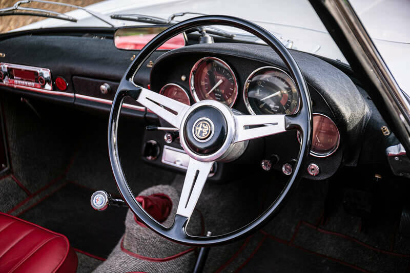 Image 44/50 of Alfa Romeo 2600 Spider (1963)