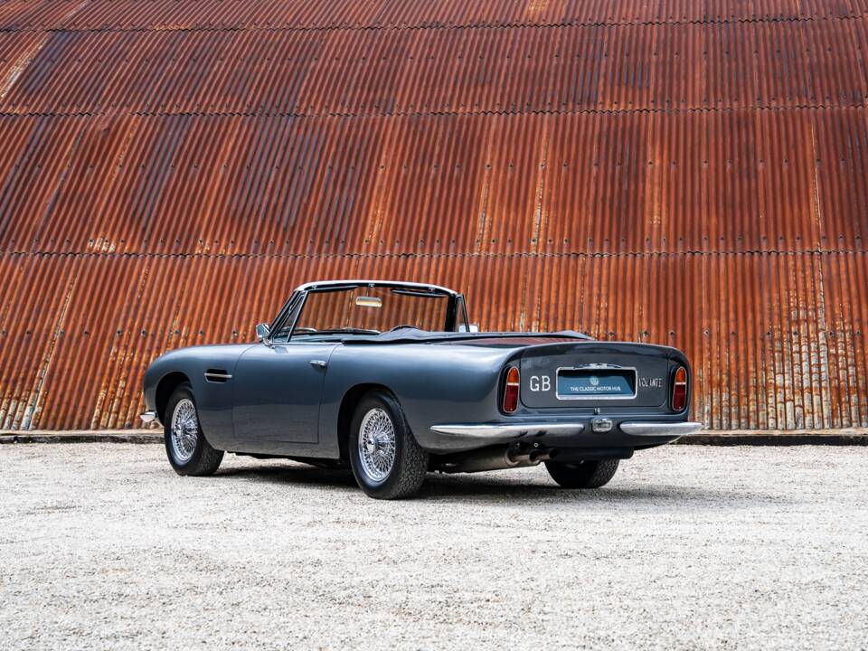 Image 2/6 of Aston Martin DB 6 Volante (1967)
