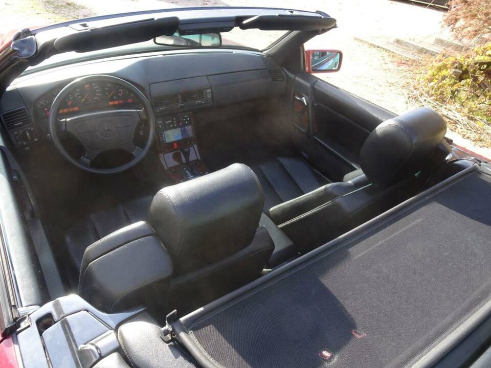 Image 32/45 of Mercedes-Benz 500 SL (1991)