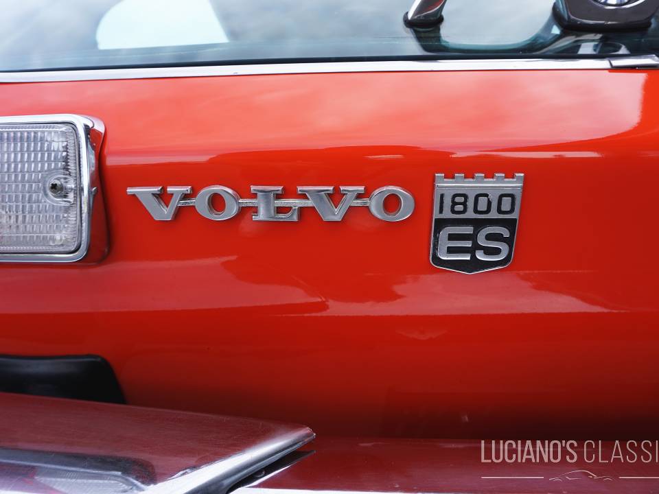 Image 13/40 of Volvo 1800 ES (1972)