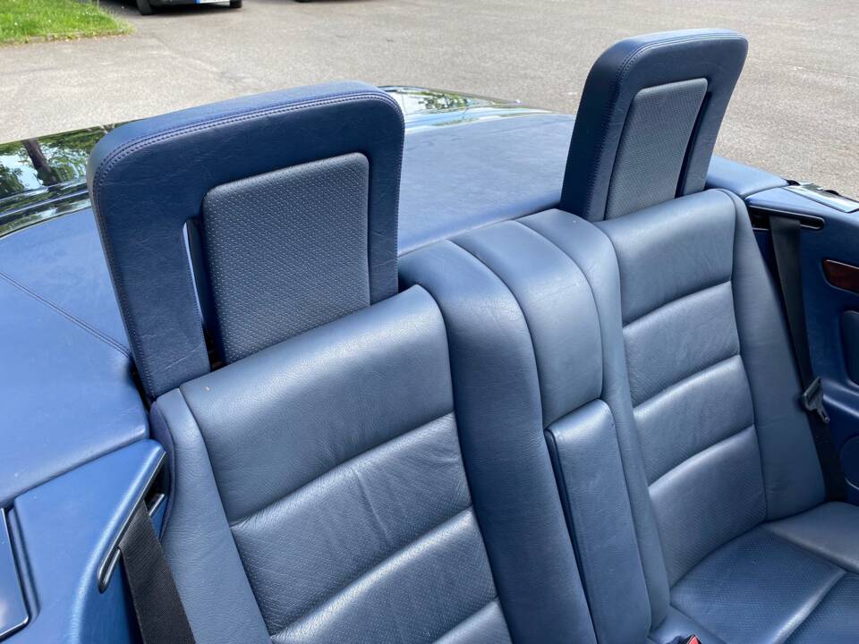 Image 19/31 of Mercedes-Benz E 220 (1994)