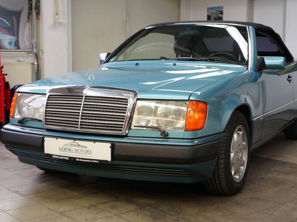 Image 24/37 de Mercedes-Benz 300 CE-24 (1992)