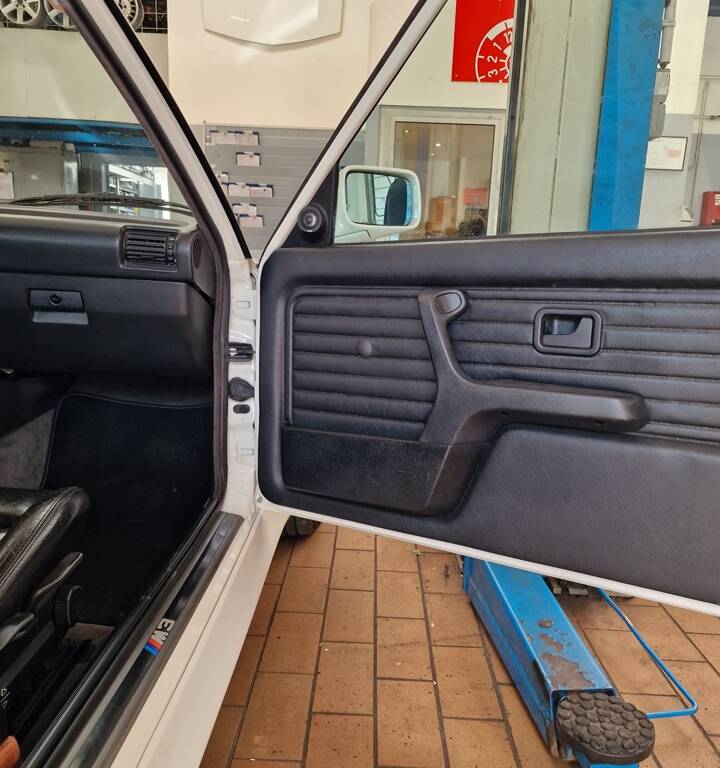 Image 22/70 of BMW M3 (1990)