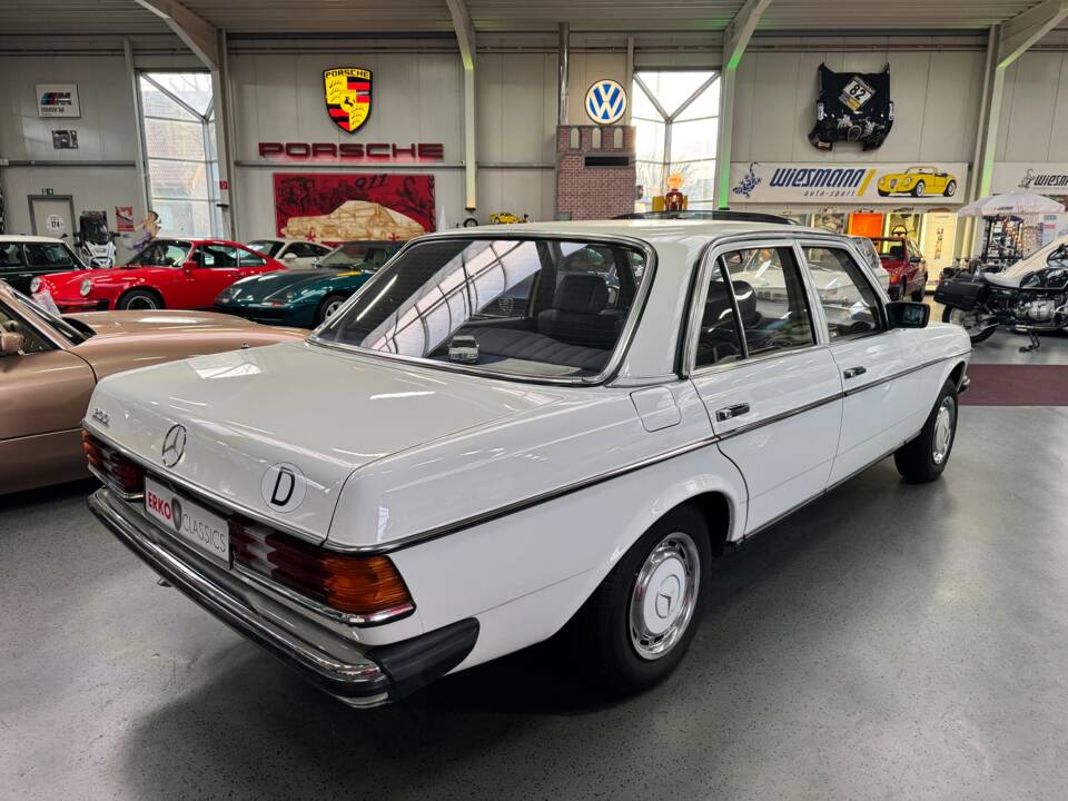 Image 2/34 of Mercedes-Benz 200 (1983)