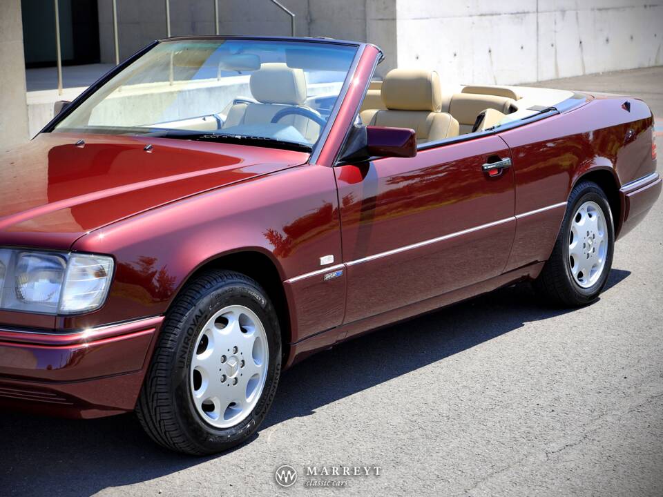 Bild 15/79 von Mercedes-Benz E 220 (1996)