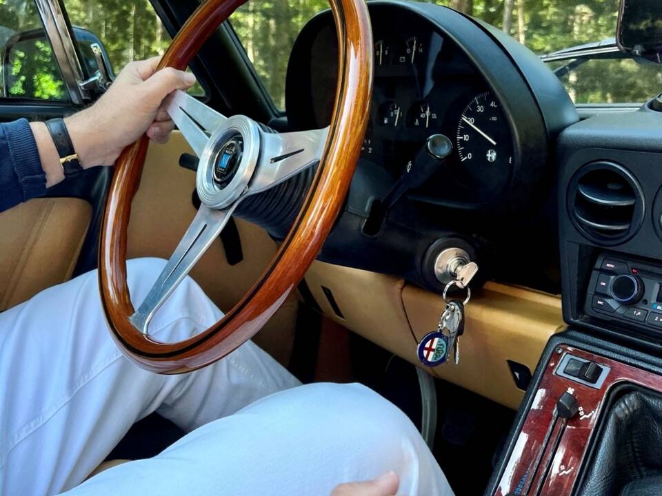 Imagen 2/7 de Alfa Romeo 2.0 Spider (1992)