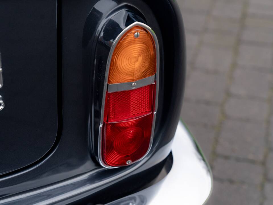 Image 47/79 of Aston Martin DB 6 (1968)