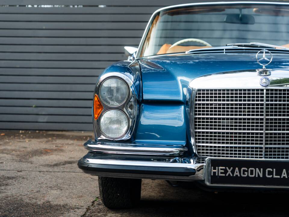 Image 16/57 de Mercedes-Benz 280 SE 3,5 (1971)