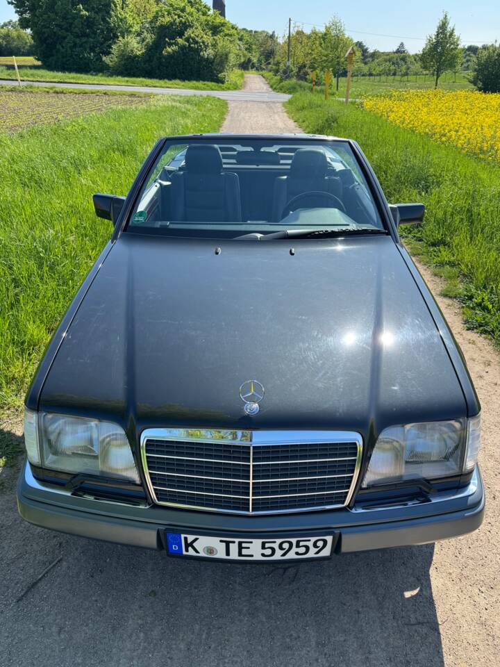 Imagen 2/7 de Mercedes-Benz E 220 (1996)