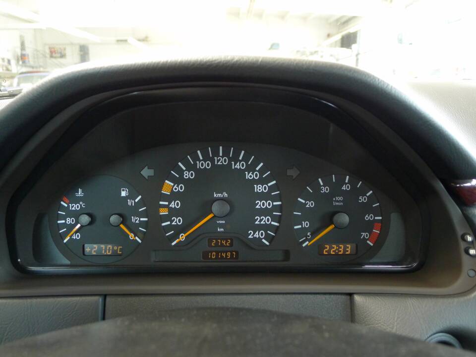 Image 22/33 of Mercedes-Benz E 230 (1995)