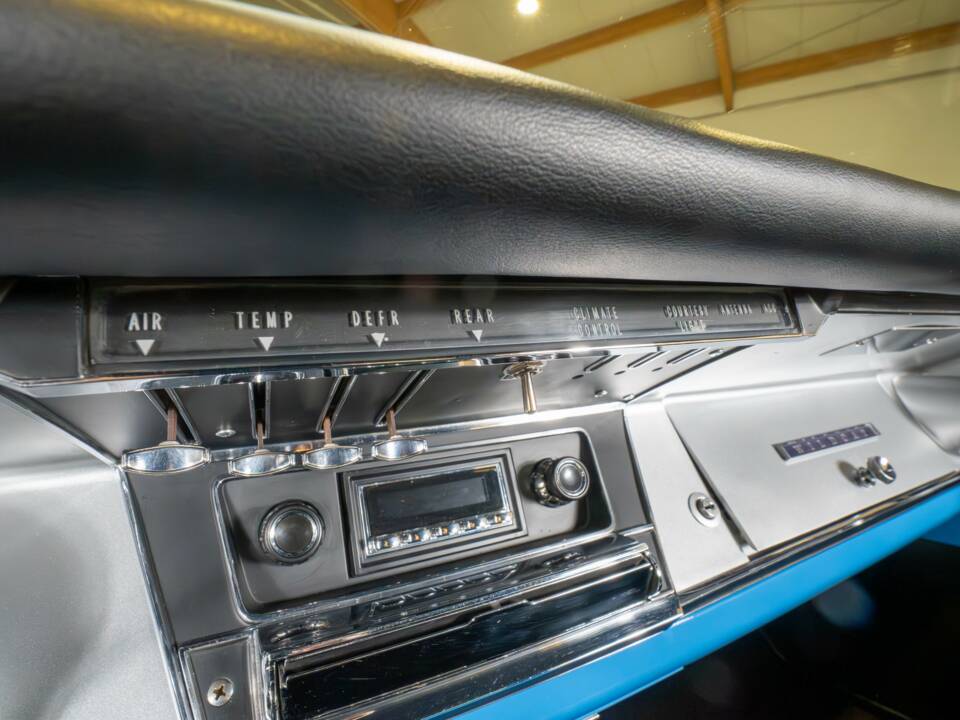 Image 18/22 of Buick Wildcat Sport Coupe (1964)