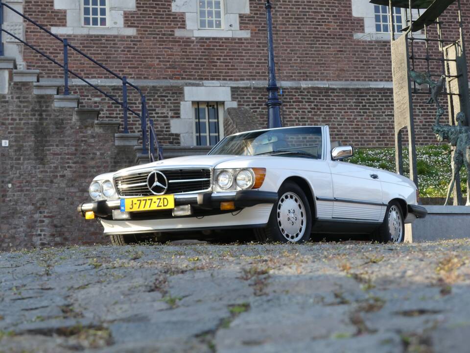 Afbeelding 3/7 van Mercedes-Benz 560 SL (1989)
