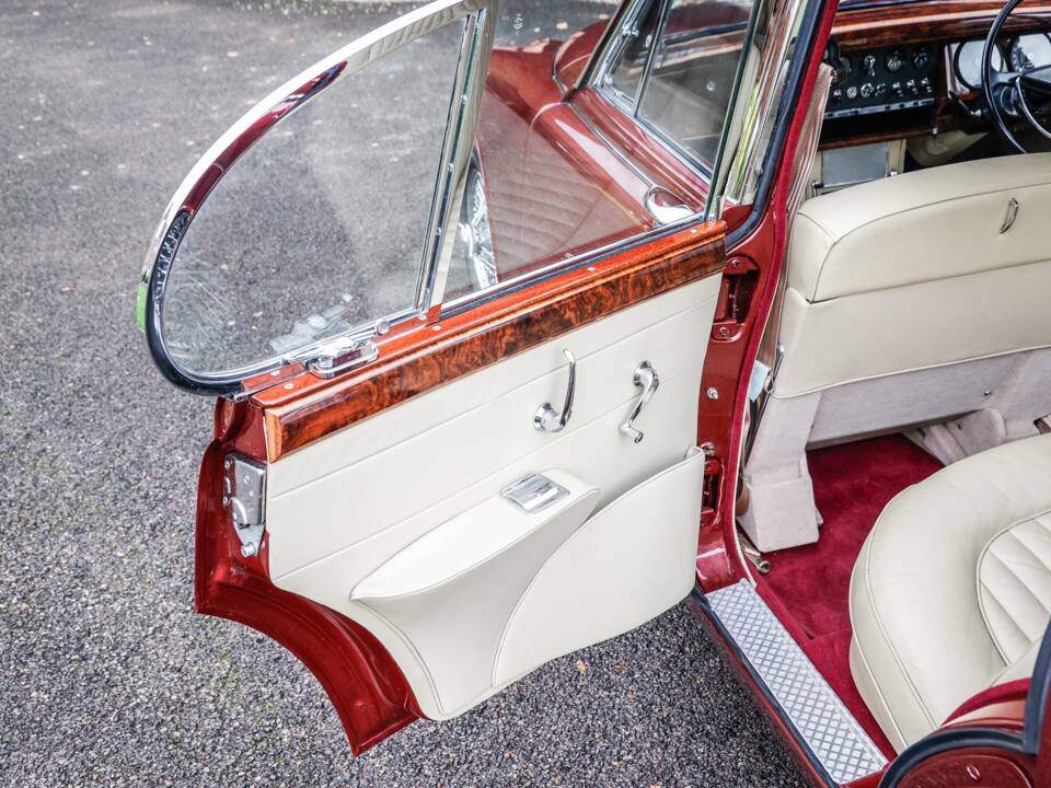 Image 33/42 of Jaguar Mk II 3.8 (1962)