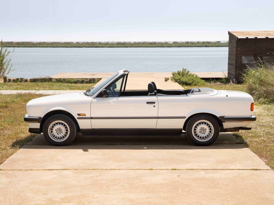Image 14/70 of BMW 320i (1990)