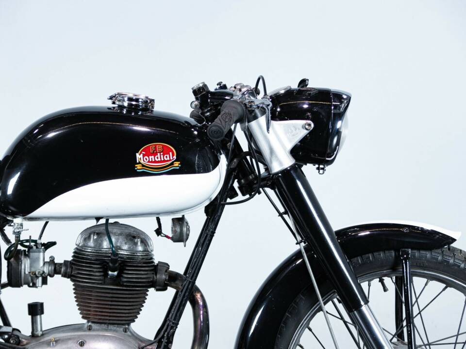 Image 46/50 of Mondial 125 (1961)