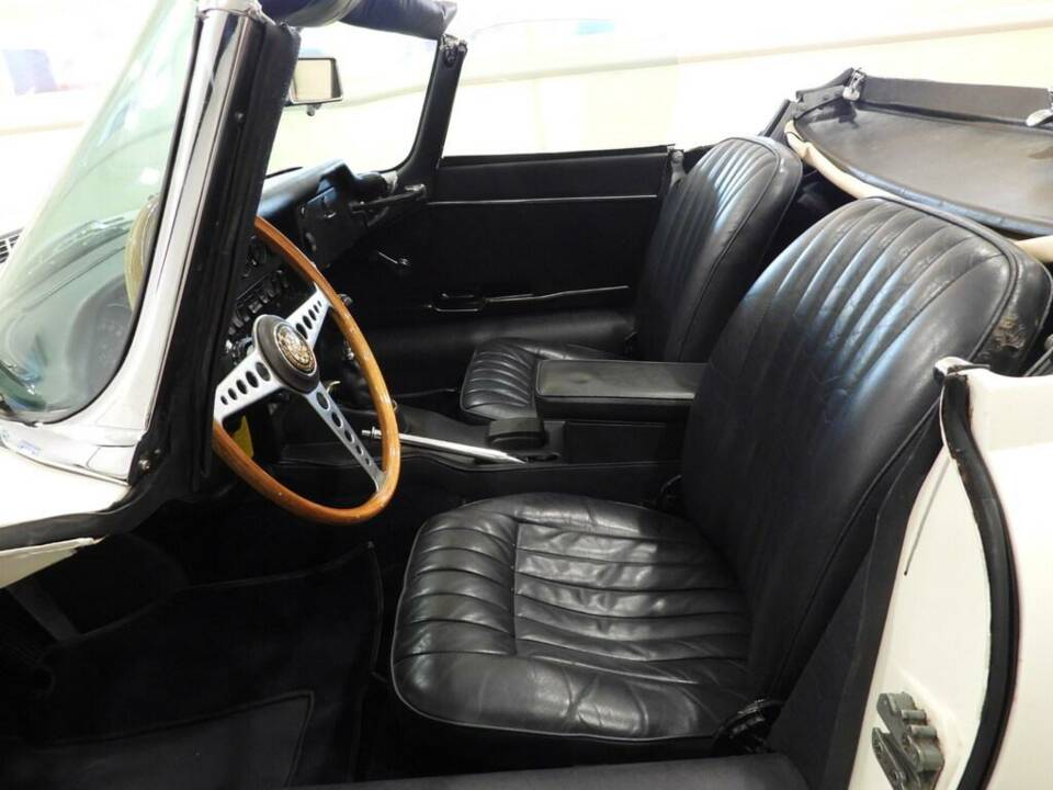 Image 5/15 de Jaguar E-Type (1968)